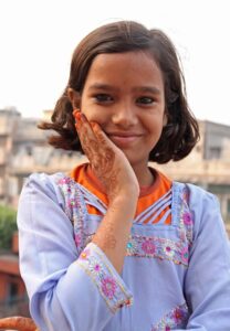 Indiaas meisje met henna op hand