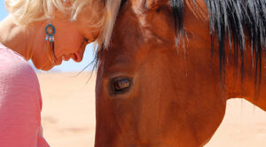 Hoofden vrouw en paard tegen elkaar