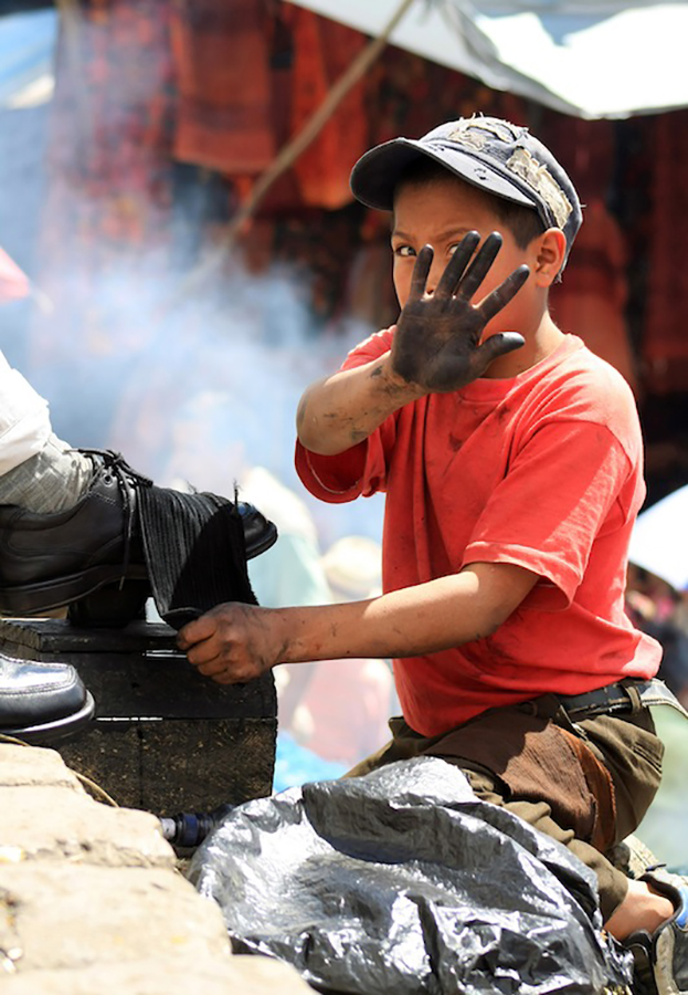 Schoenenpoetser jongen Guatemala