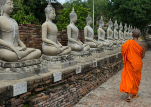 Monnik bij tempel Ayutthaya