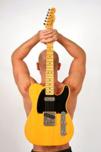 Muzikant met gitaar op blote rug