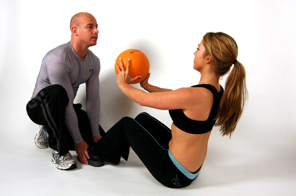 personal trainer doet bal oefening vrouw