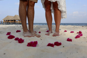 blote voeten in zand in hart van bloodjes