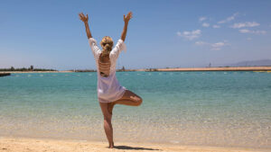 Yoga tree pose Jolinda at beach; blog To be and remain happy; 9 ways to help you