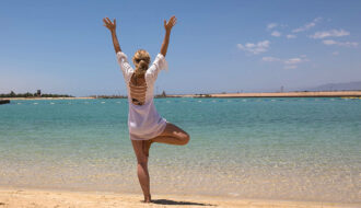 Yoga tree pose Jolinda at beach; blog To be and remain happy; 9 ways to help you