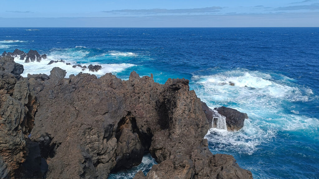 Rocks and ocean as image for article Reiki by restlessness and anxiety