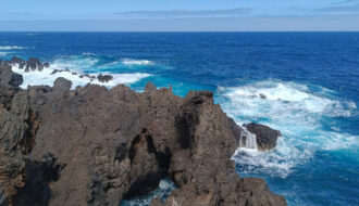 Rocks and ocean as image for article Reiki by restlessness and anxiety